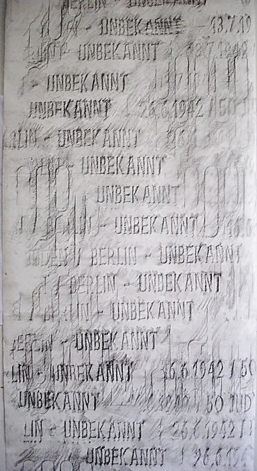 Unbekannt 1. Graphite on paper,  90 x 40" - 2017