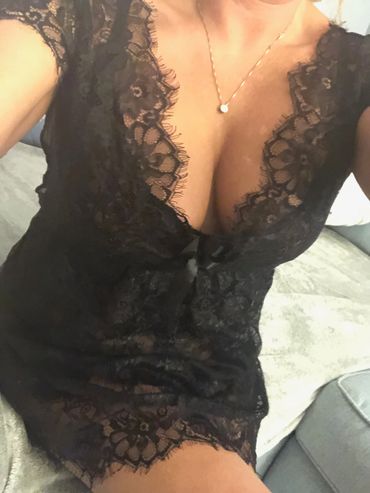 CT Escort Sexy Jenna showing some cleavage