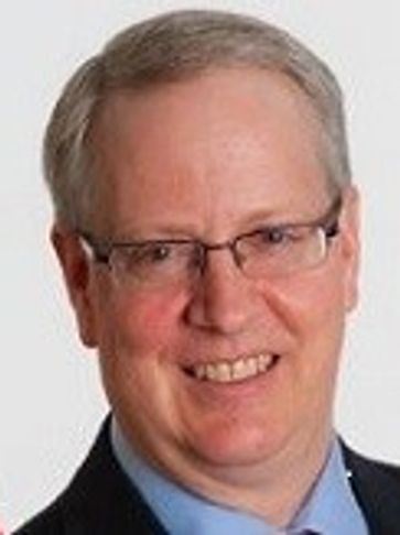 Portrait of a middle-aged man with glasses.