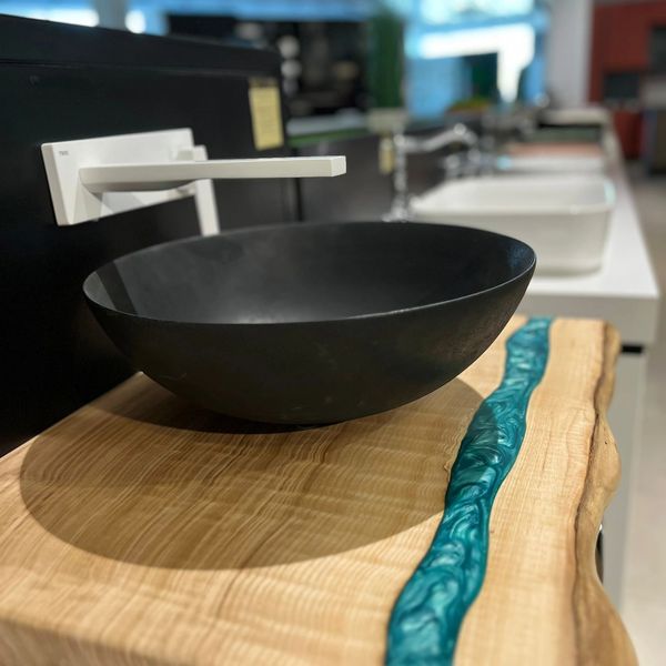 Blat pentru baie din lemn masiv cu rasina epoxidica. Lemn din frasin