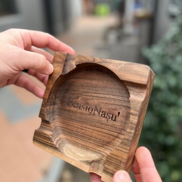 Scrumiere din lemn de nuc personalizata pentru un client pensionar
