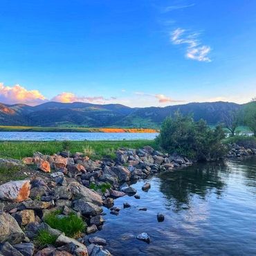 Fall colors at Holter Lake