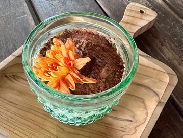 Crema de mascarpone, café, savoiardi y cacao en polvo • Mascarpone cream, coffee, ladyfingers, cacao