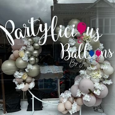 florals and balloons make this table top balloon hoop