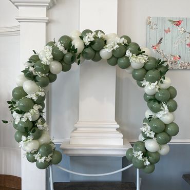 Table top cake hoop perfect to frame your cake