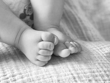 Petits pieds de bébé en noir et blanc.