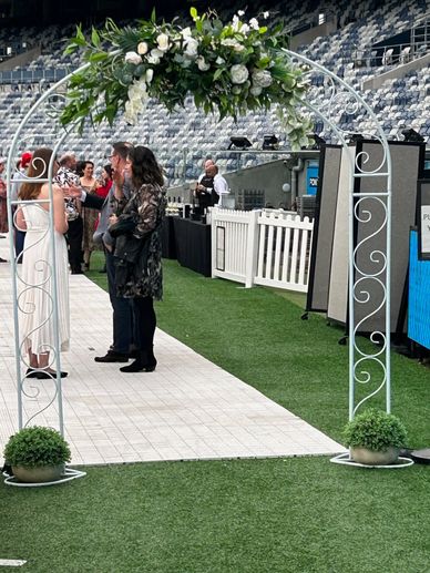 Classic white arch
Classic arch wedding
Vintage arch