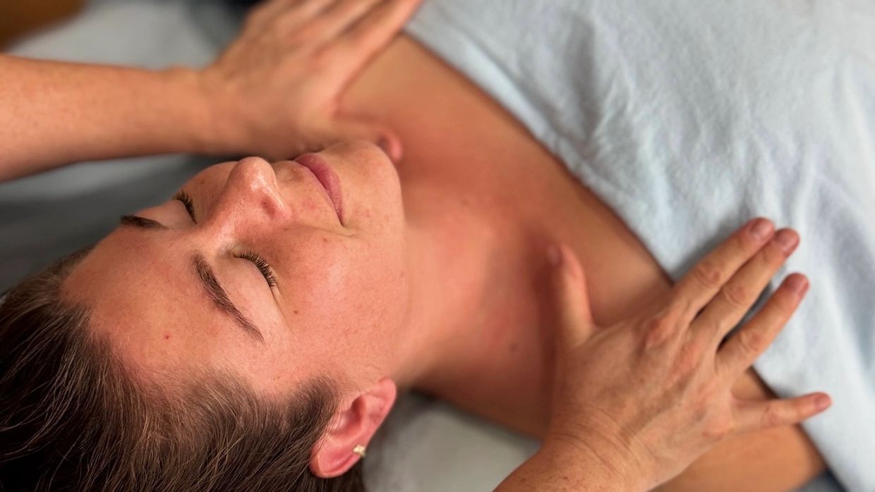 Woman receiving customized massage therapy at Laurel Oaks Wellness Spa near Karns in Knoxville, Tenn