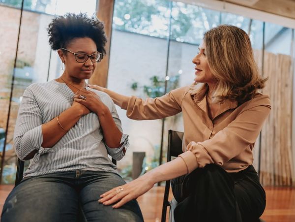 Counselor talking to a woman on a sofa