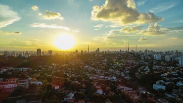 "Vista aérea do entardecer na região do Pacaembu"