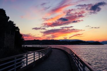 Kalenin önünden giden yürüyüş yolu Foça'nın en güzel günbatımı izleme noktalarından