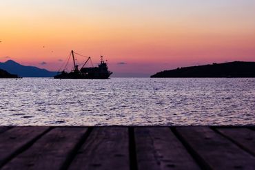 Güneşin batmasıyla birlikte yola çıkan balıkçılar