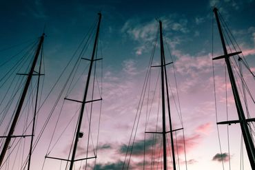 Günbatımında yelken direkleri