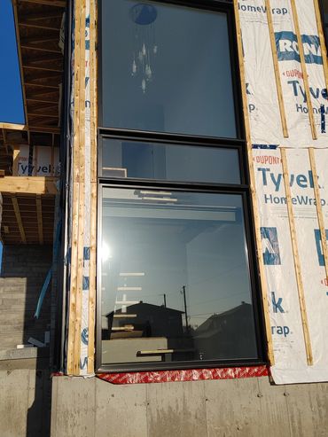 grandes fenêtres de 6 pieds de large par 20 pied de haut