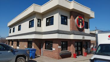 Nouvelles fenêtres noir avec faux barotin pour un look contemporain. Nouvelle porte double noir