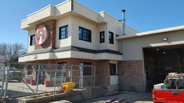 Nouvelles fenêtres noir avec faux barotin pour un look contemporain.