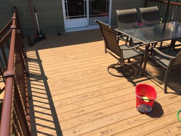 Rampe d'aluminium Brun Automne. Plancher de balcon en composite.