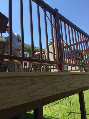 Rampe d'aluminium Brun Automne. Plancher de balcon en composite.