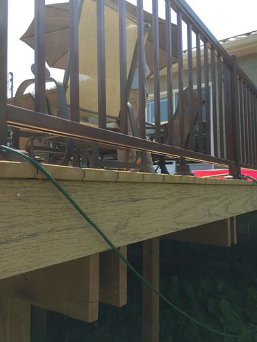 Rampe d'aluminium Brun Automne. Plancher de balcon en composite.