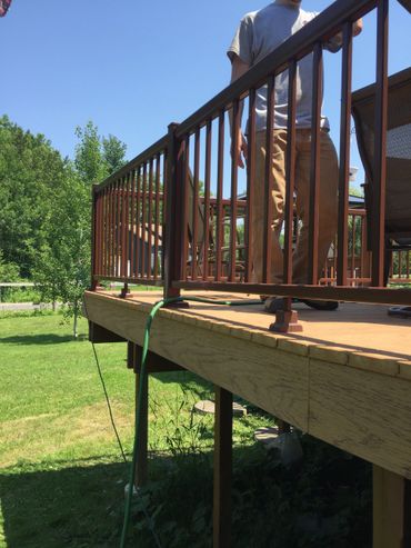 Rampe d'aluminium Brun Automne. Plancher de balcon en composite.