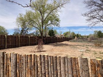 Durable coyote fencing for privacy in Albuquerque, New Mexico