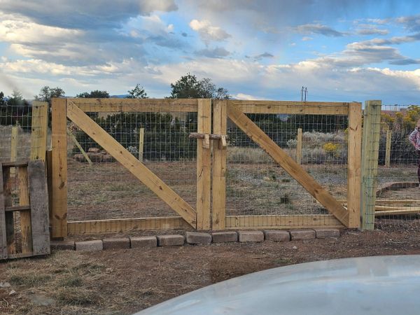Freddy's Fences custom horse wire fence installation in Albuquerque, New Mexico