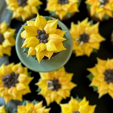 Cheerful yellow sunflower cupcakes- craft them at our cupcake design workshop at Mocha Lisa's in Cli