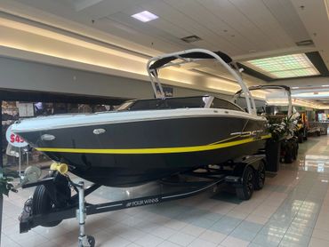 Bateau de pêche, bateau de plaisance, remorque à bateau de marque Four Winns, bateau hors-bord