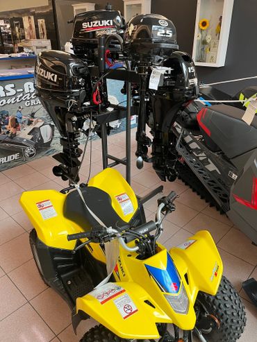 Moteur hors-bord de marque Suzuki. véhicules récréatifs pour tous