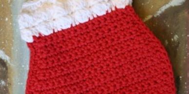 Crochet pattern for a red mitten potholder