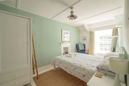 Boscastle holiday let second bedroom with double bed and a view of the harbour