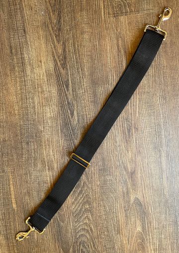 Detachable belly strap with 2” trigger snaps on both ends, designed for blankets with D-rings at bot