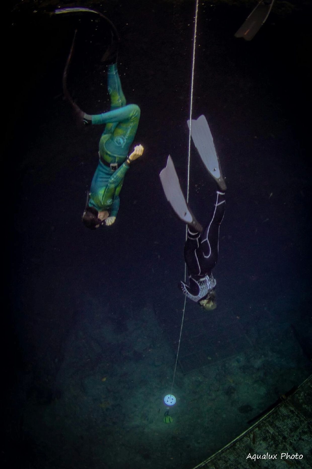 Leon Watts and a freedive student descending