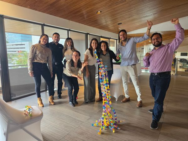 Realización de teambuilding, construcción de torre, personas celebrando