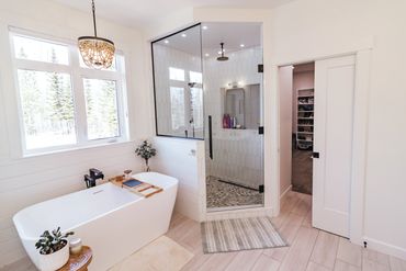 Home builder Prince George
Custom shower with soaker tub
Pebbles on the shower floor