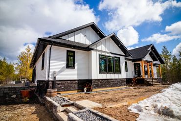 Home builder Prince George
Farmhouse exterior
Versetta stone