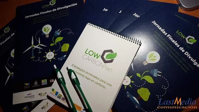 Libretas, carpetas y bolígrafos personalizados.