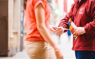 Reparto de publicidad en la calle