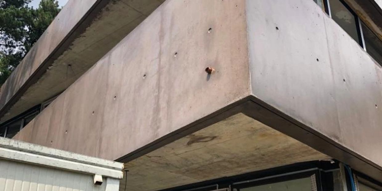 Facciata in cemento di un edificio moderno.