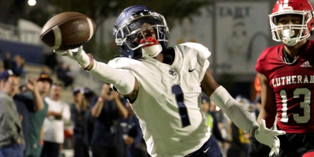 Football player catching a pass