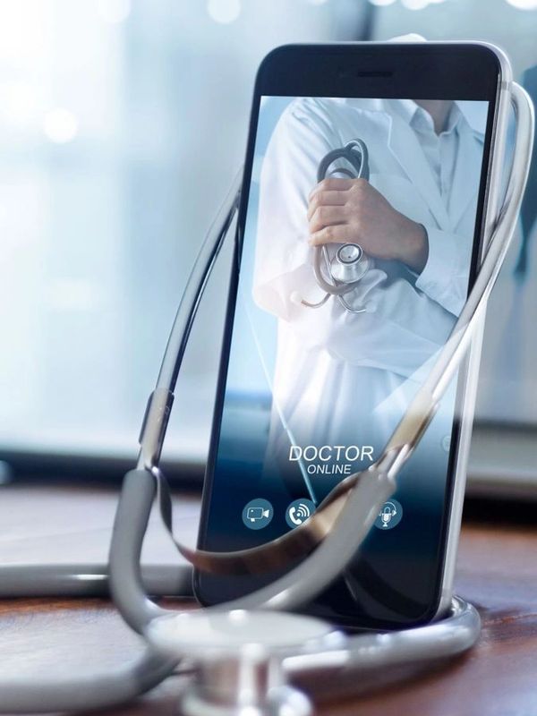 Consulta médica online con estetoscopio y smartphone.