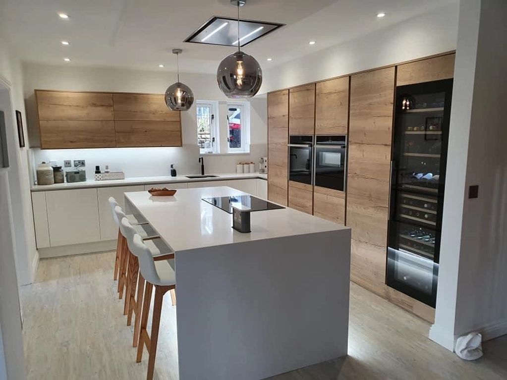 20mm White Shimmer with matching end panels and splashback’s.
The Shimmer is from our stock range