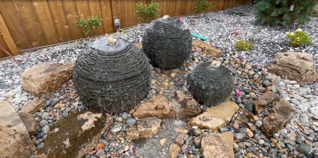 This is a 3 pc fount kit from aquascape that uses aquablox and pond liner.