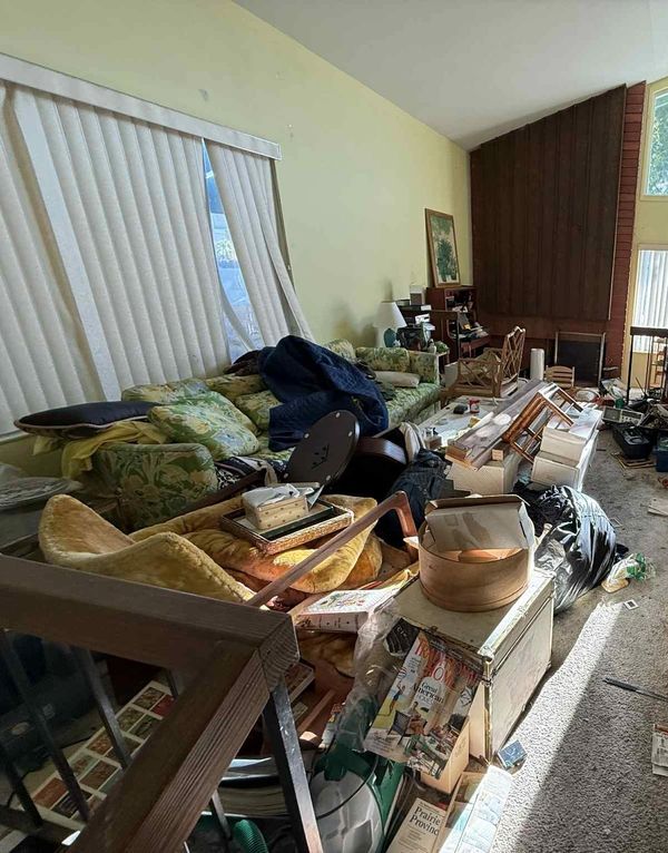 Level 3 Hoarder House Before Platinum Bucket Junk Removal