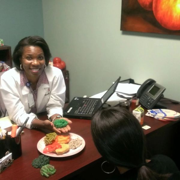 Nutritionist discusses healthy foods with a patient.