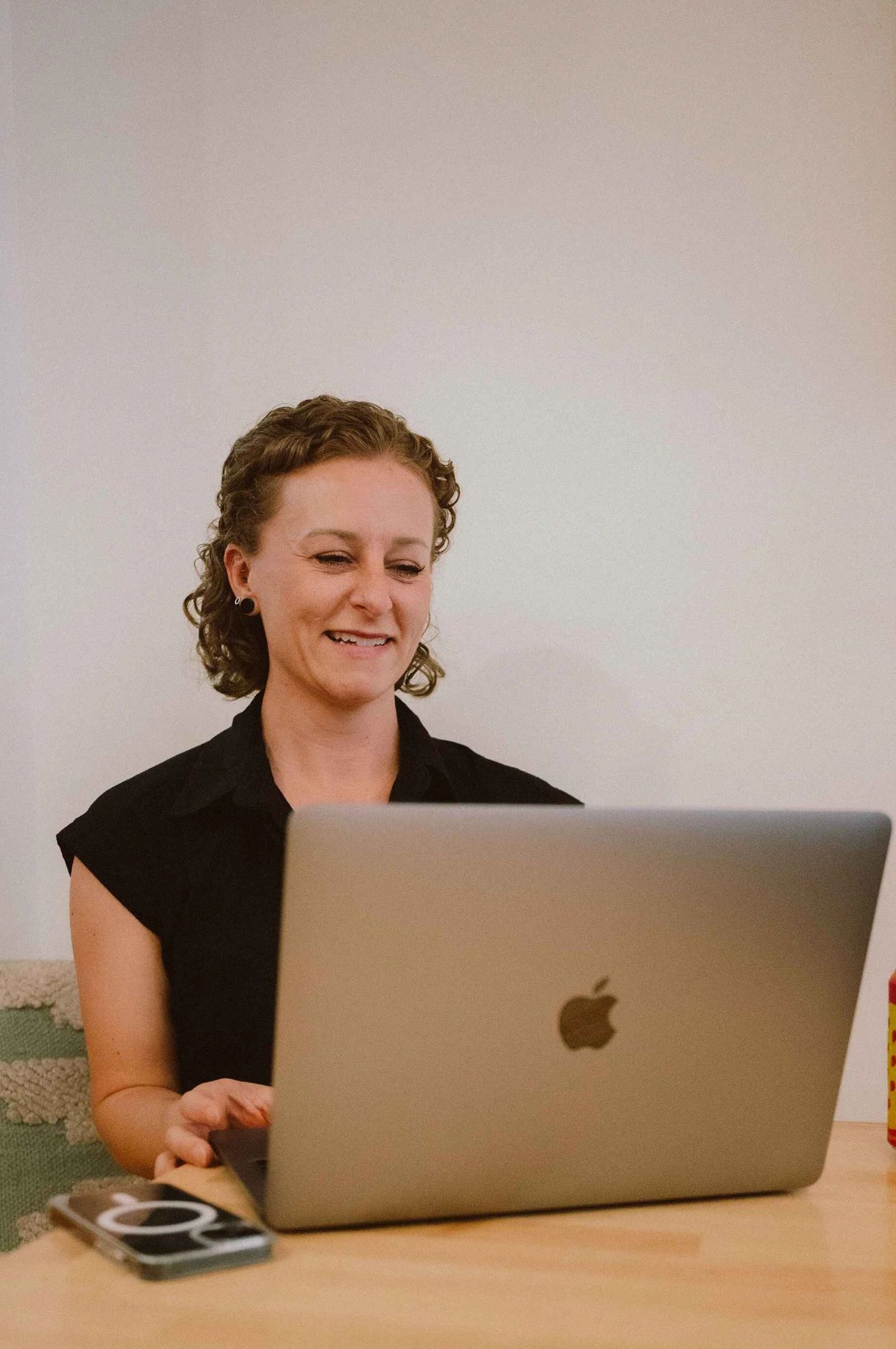 Rayni Collins, CBT-I specialist, supporting clients through virtual sleep therapy