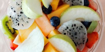Ensalada de frutas frescas con kiwi, pitahaya y frutos rojos, símbolo de la misión saludable de Deli