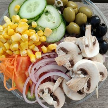 Una deliciosa ensalada que nuestra cliente fusiono entre sabores mediterráneos y mexicanos.