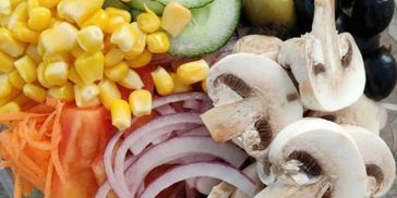 Vegetales frescos y locales como zanahoria, cebolla y champiñones usados en las ensaladas de Delicio