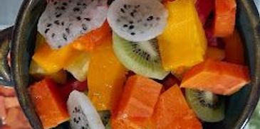 Frutas naturales como papaya, kiwi y pitahaya, ejemplo de los ingredientes 100% naturales de Delicio